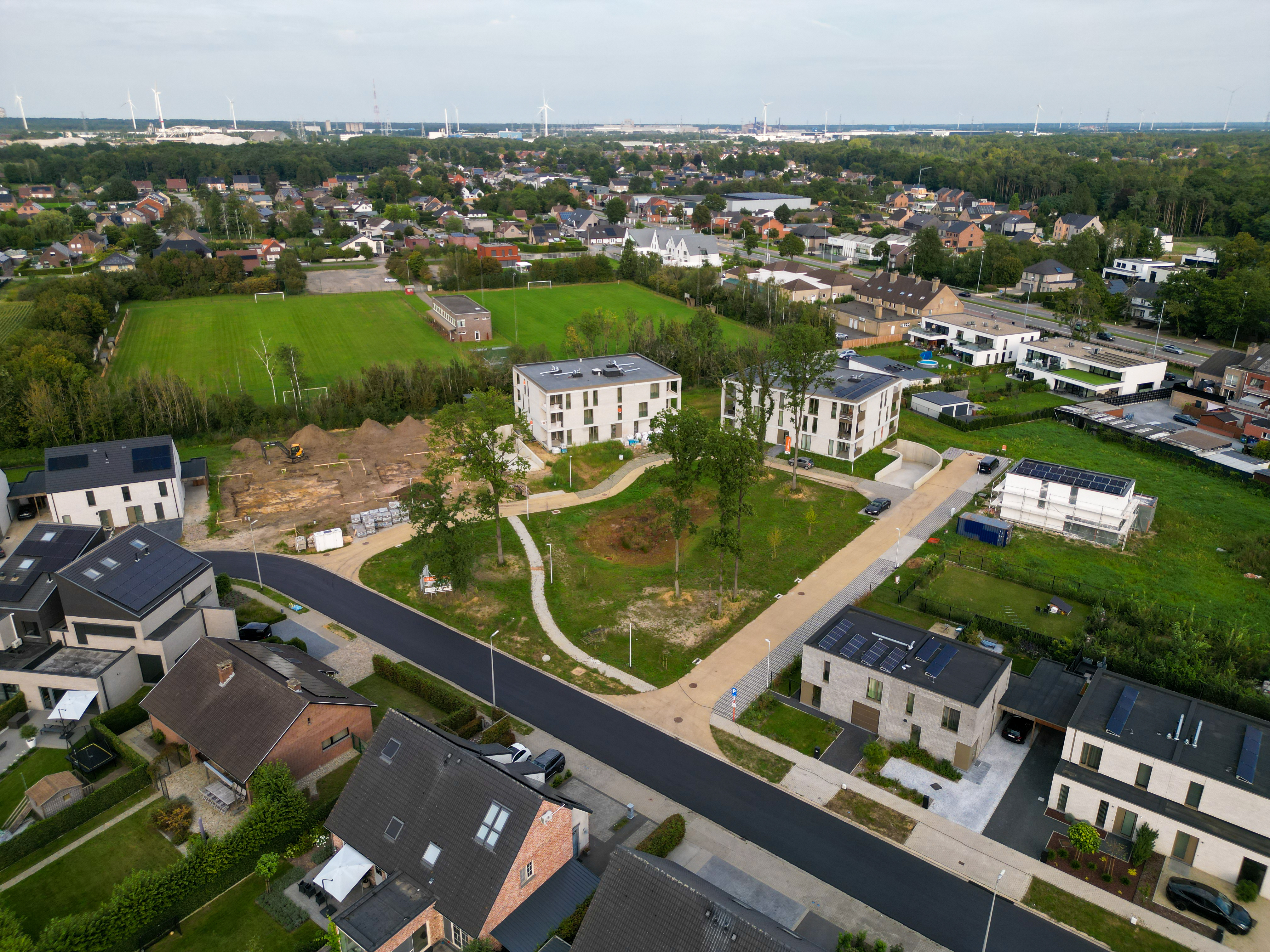 The residential neighborhood of Paul Piperslaan consists of apartments and houses with a green park.