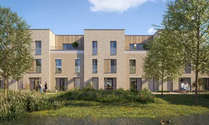 Geel Laar woningen groene omgeving gras bomen terras water wadi blauwe lucht mensen