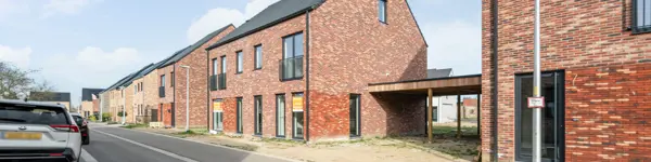 Maaseik moderne nieuwbouw met rode steen en zadeldak