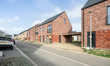Maaseik moderne nieuwbouw met rode steen en zadeldak
