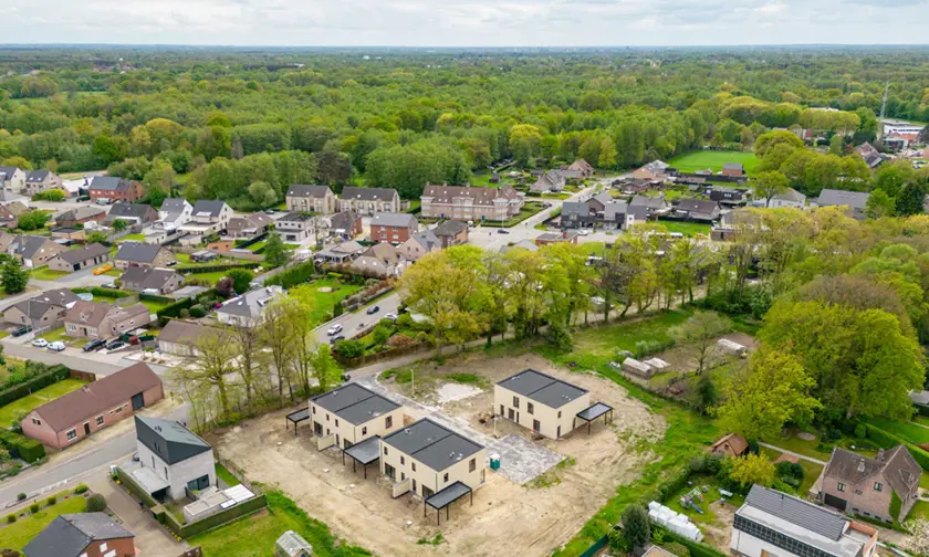 Woningen en bouwgronden in woonbuurt Tenrijt. 