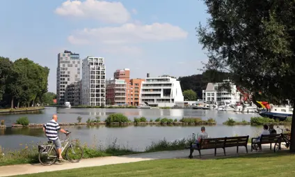 turnhout-anco-torens fiets water mooi uitzicht groen boom zitbank