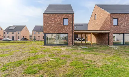 Maaseik moderne nieuwbouw met rode steen en zadeldak