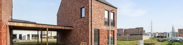 Maaseik moderne nieuwbouw met rode steen en zadeldak