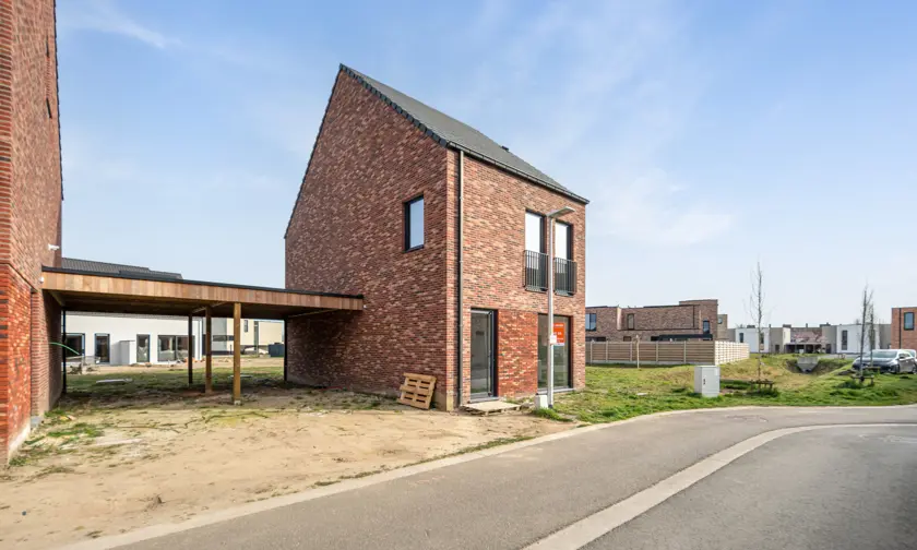 Maaseik moderne nieuwbouw met rode steen en zadeldak