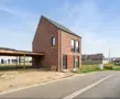 Maaseik moderne nieuwbouw met rode steen en zadeldak