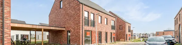 Maaseik moderne nieuwbouw met rode steen en zadeldak