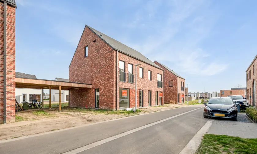 Maaseik moderne nieuwbouw met rode steen en zadeldak