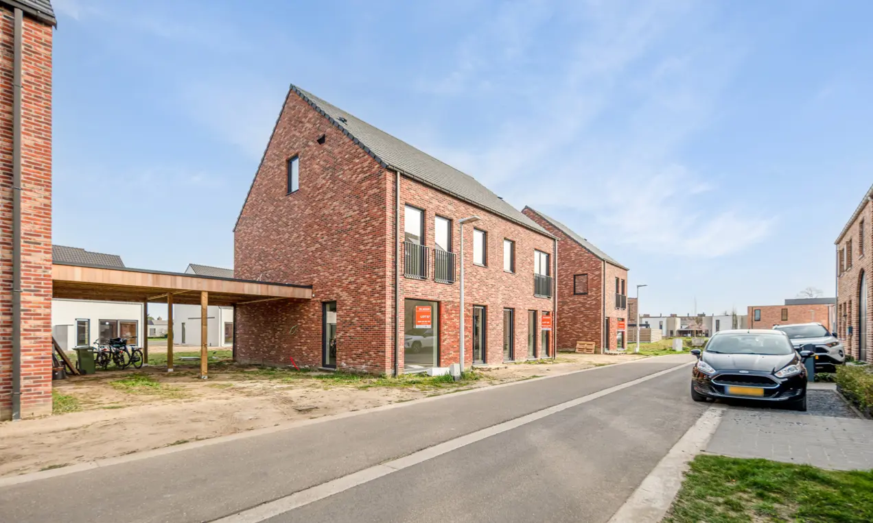 Maaseik moderne nieuwbouw met rode steen en zadeldak