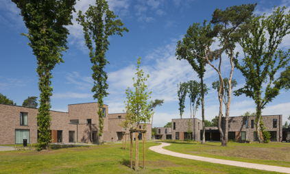Matexi buurt Genk Veldstraat - woningen in moderne architectuur aan een groen plein