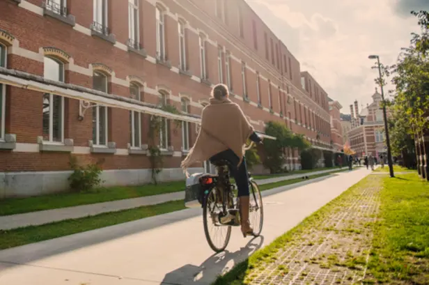 Fietser in het Groen Kwartier in Antwerpen