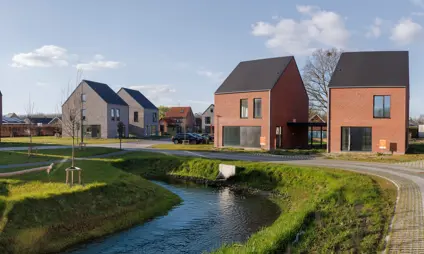 Vrijstaande nieuwbouwwoningen in de Matexi buurt in Haacht Scharent, met moderne architectuur en een waterpartij op de voorgrond.