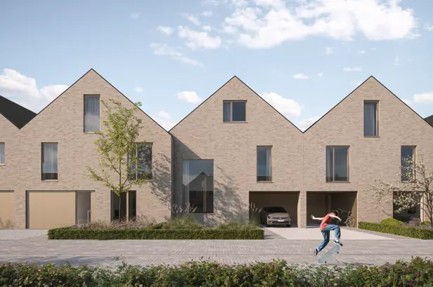 Rij moderne woningen, zadeldaken, lichtgekleurde baksteen, open garage, auto binnen, skateboarder. Varsenare.