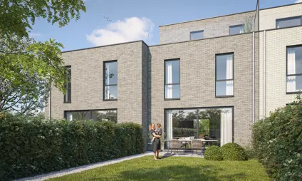 Broechem Kapelstraat achterkant woning mooie tuin gras terras mama met kindje