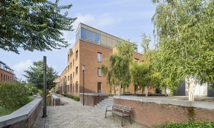 appartement Hasselt 2 slaapkamers zijkant van het gebouw aan een gezellig plein