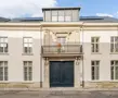gerenoveerd statig gebouw met witte voorgevel en balkon in het centrum van Tienen