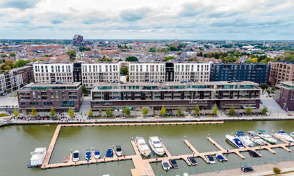 Een aangename wandelroute langs het water, omgeven door architectuur, in Quartier Bleu, Hasselt.