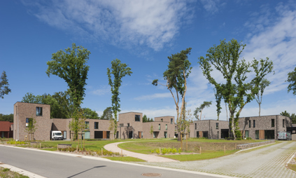 Matexi buurt Genk Veldstraat - woningen in moderne architectuur aan een groen plein
