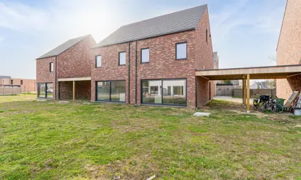 Maaseik moderne nieuwbouw met rode steen en zadeldak