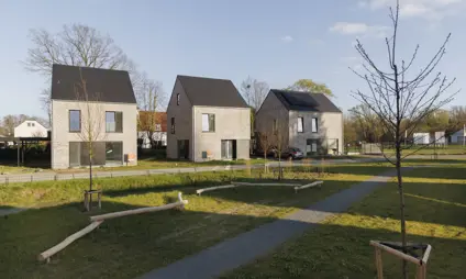 Een overzicht van een woonbuurt met verschillende vrijstaande nieuwbouwhuizen en groene ruimtes