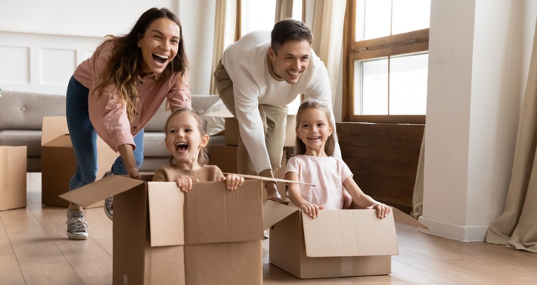 Famille jouant avec des enfants