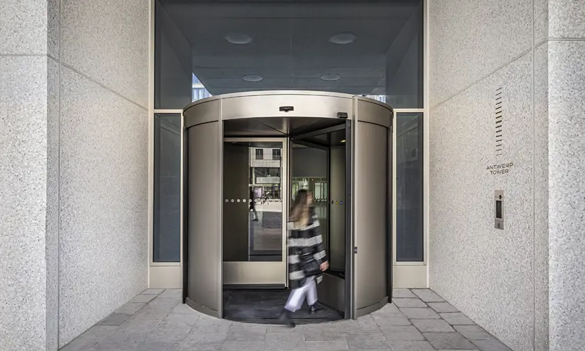 antwerp tower ingang draaideur wandelende dame 
