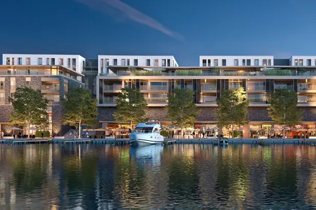 Zicht vanaf het water tijdens de avond op de appartementen