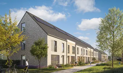 Geel Laar woningen groene omgeving gras bomen terras blauwe lucht