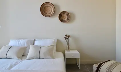 Geel Laar mooi interieur slaapkamer kussens gordijnen veel licht